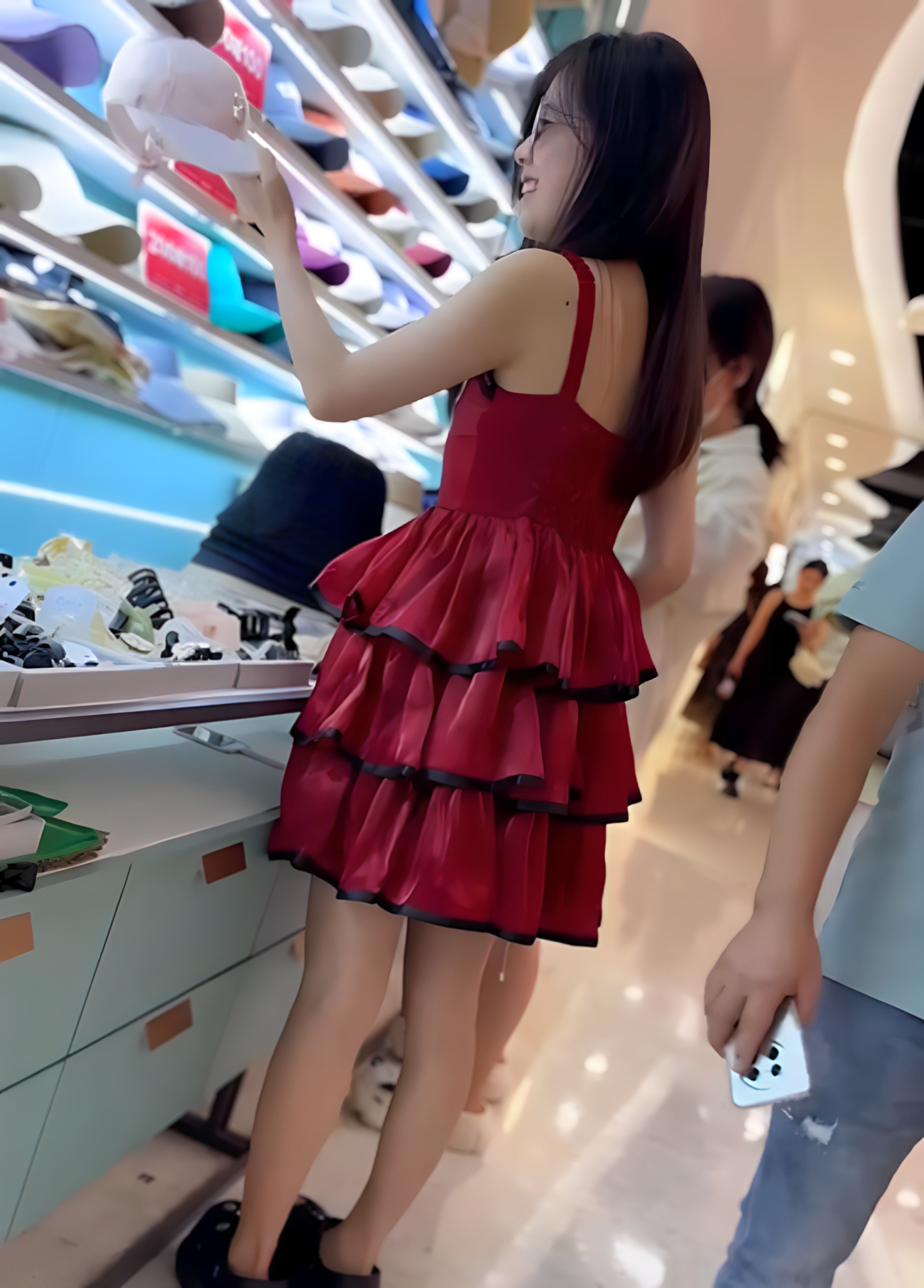 抄底系列！商场红裙长发尤物裙底真空，阴毛骚穴高清偷拍，翘臀摇曳勾人欲火 FWp