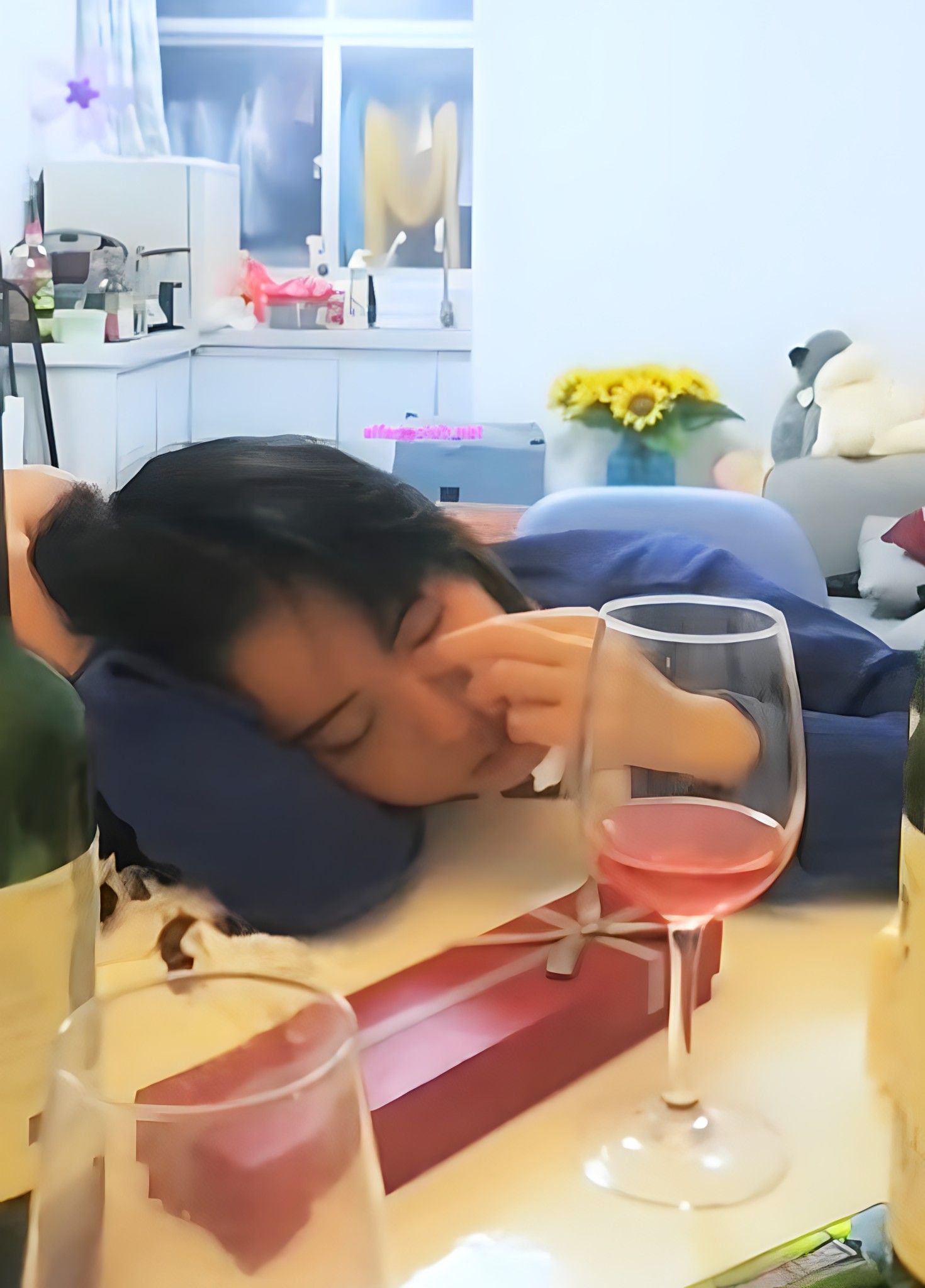 老婆清纯水嫩的大学美女表妹被男友甩了来我家喝酒消愁哭诉,喝醉后抱 G4H